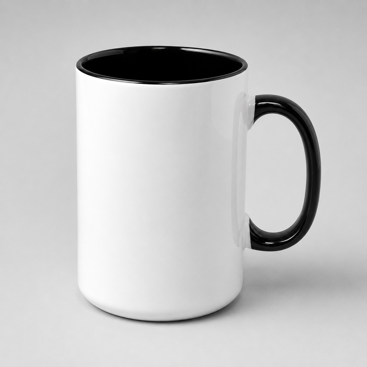 MAX keramikas krūze balta ar melnu iekšpusi 450 ml uz gaiši pelēka fotostudijas fona