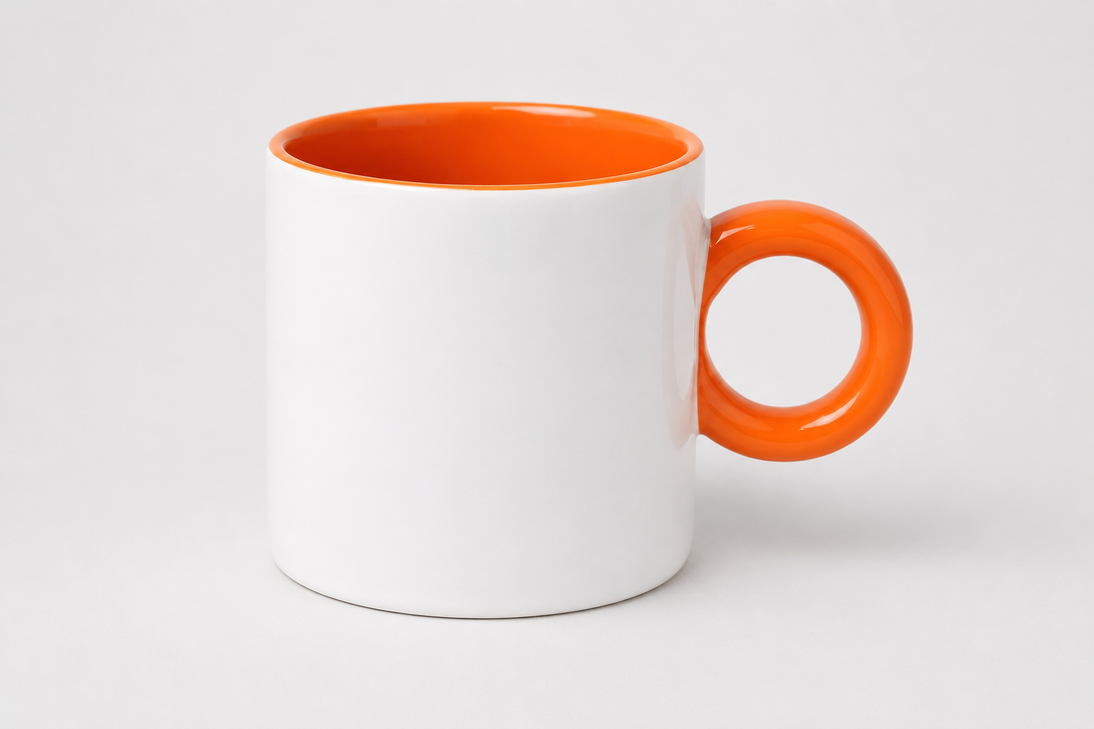 Keramikas krūze ar oranžu riņķa rokturi 280 ml uz gaiši pelēka fotostudijas fona