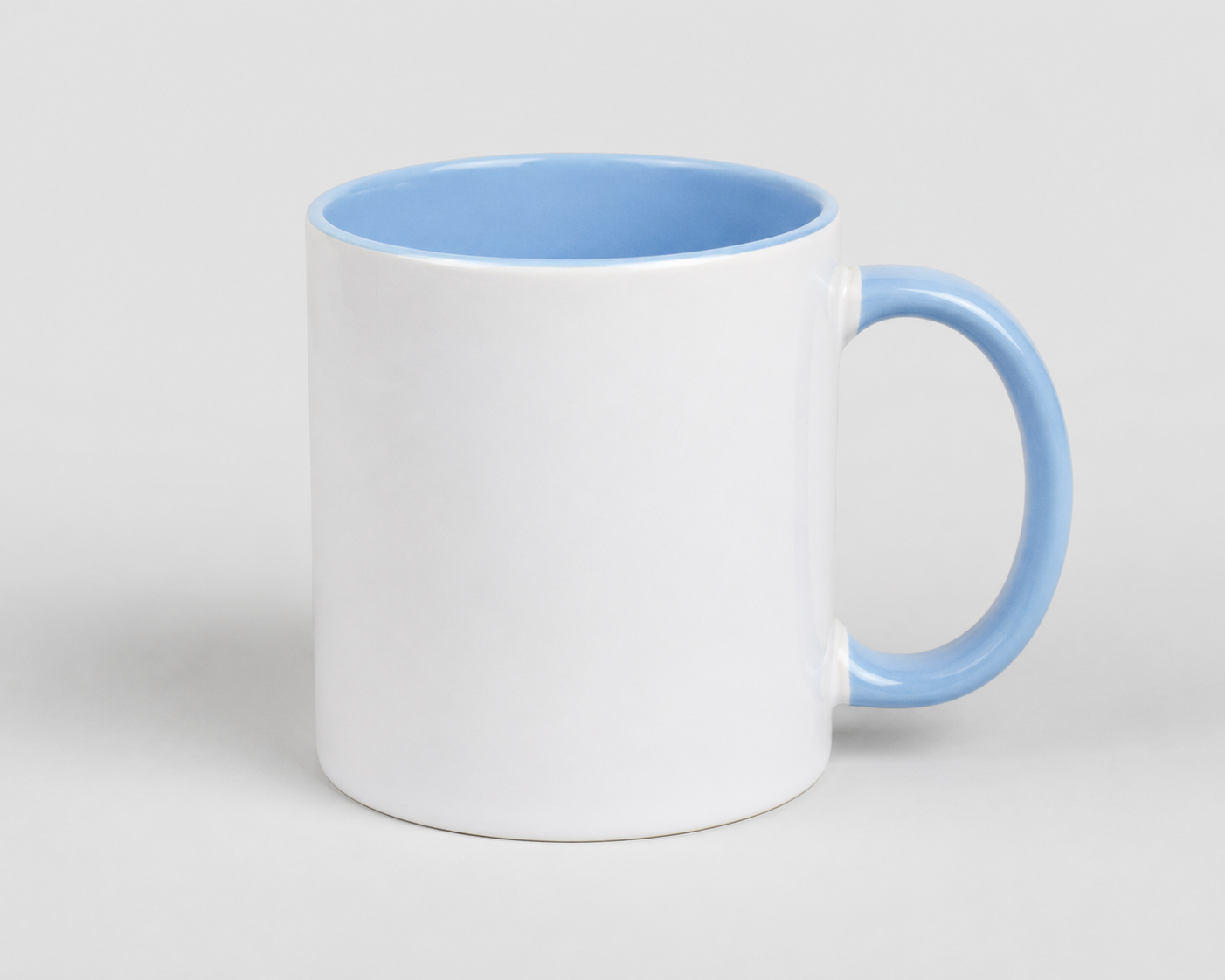 Balta keramikas krūze ar gaiši zilu iekšpusi 330 ml uz gaiši pelēka fotostudijas fona