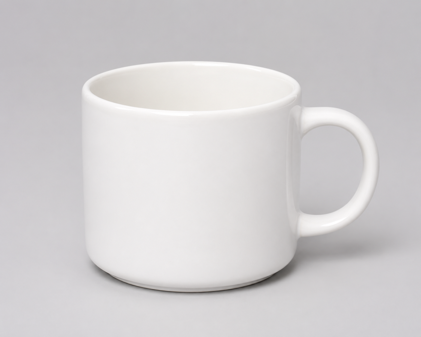 Plata balta keramikas krūze 400 ml uz gaiši pelēka fotostudijas fona