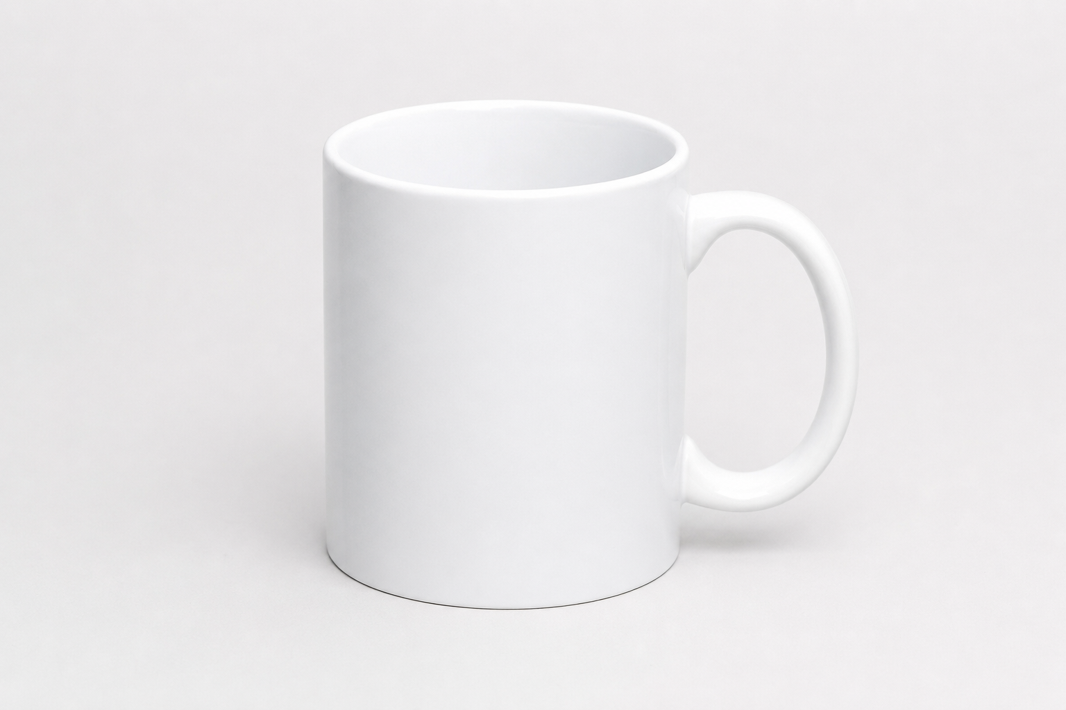MAX balta keramikas krūze 450 ml uz gaiši pelēka fotostudijas fona