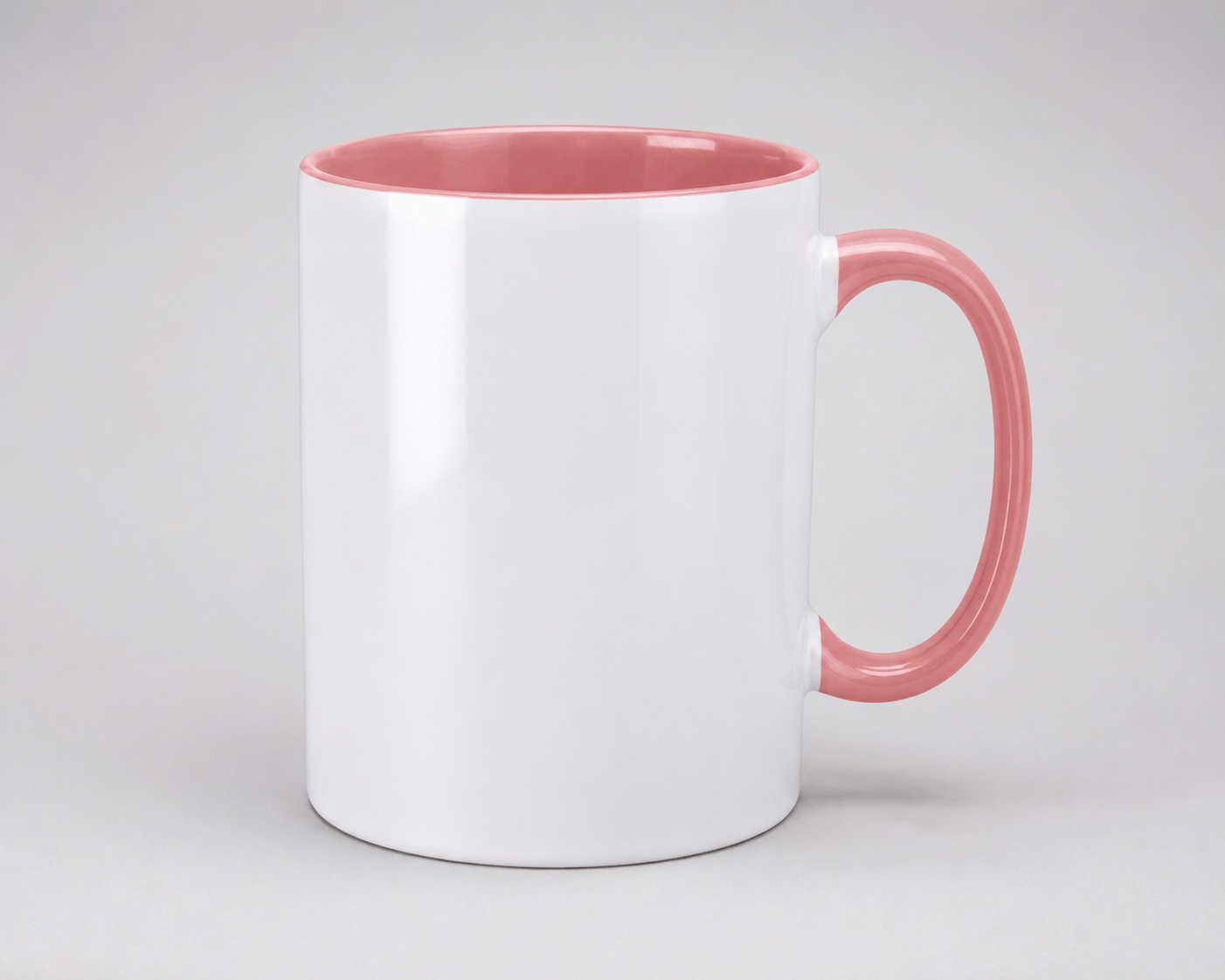MAX keramikas krūze balta ar rozā 450 ml uz gaiši pelēka fotostudijas fona