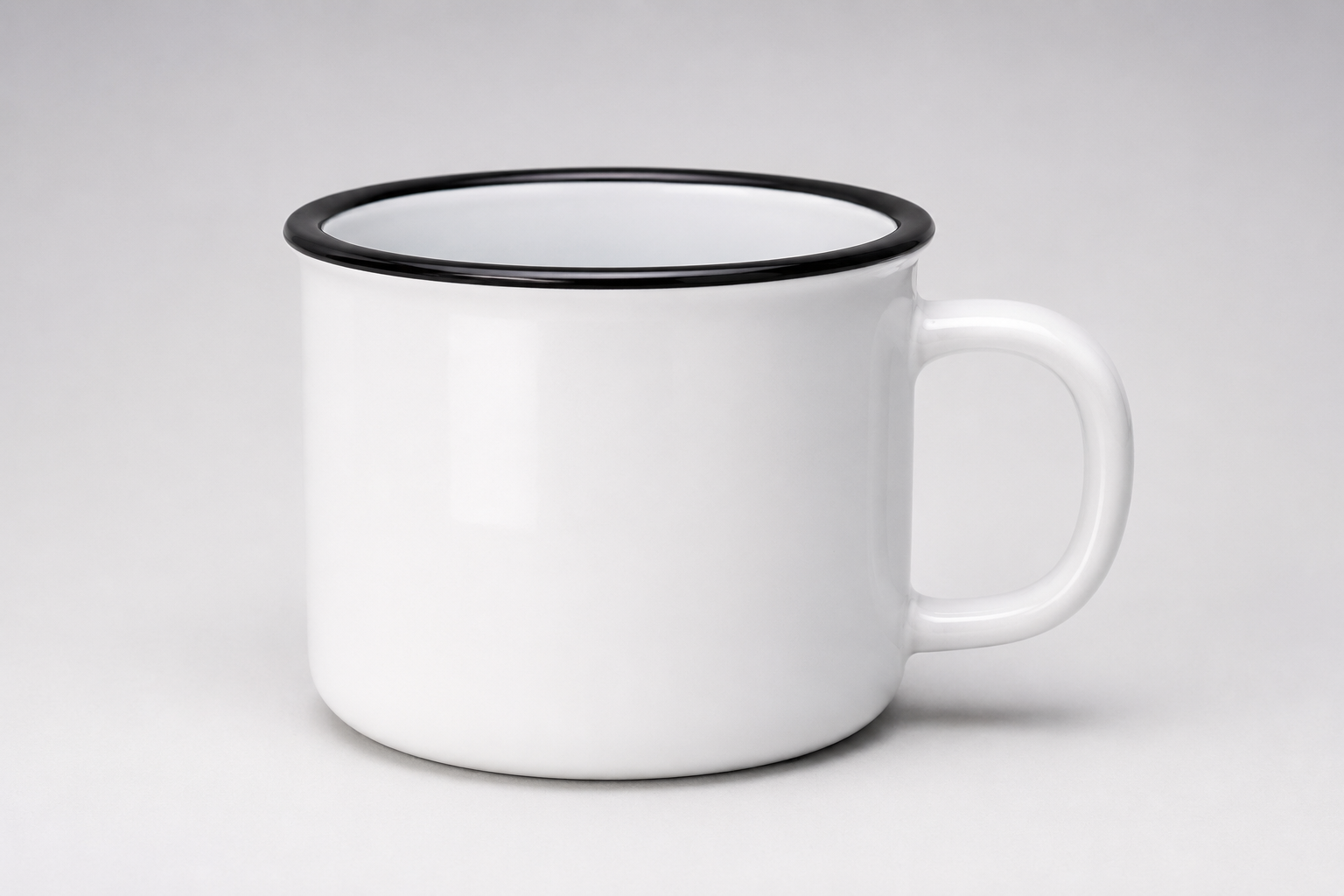 Balta emaljas stila keramikas krūze ar melnu malu 300 ml uz gaiši pelēka fotostudijas fona