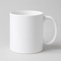 XL balta keramikas krūze 550 ml uz gaiši pelēka fotostudijas fona