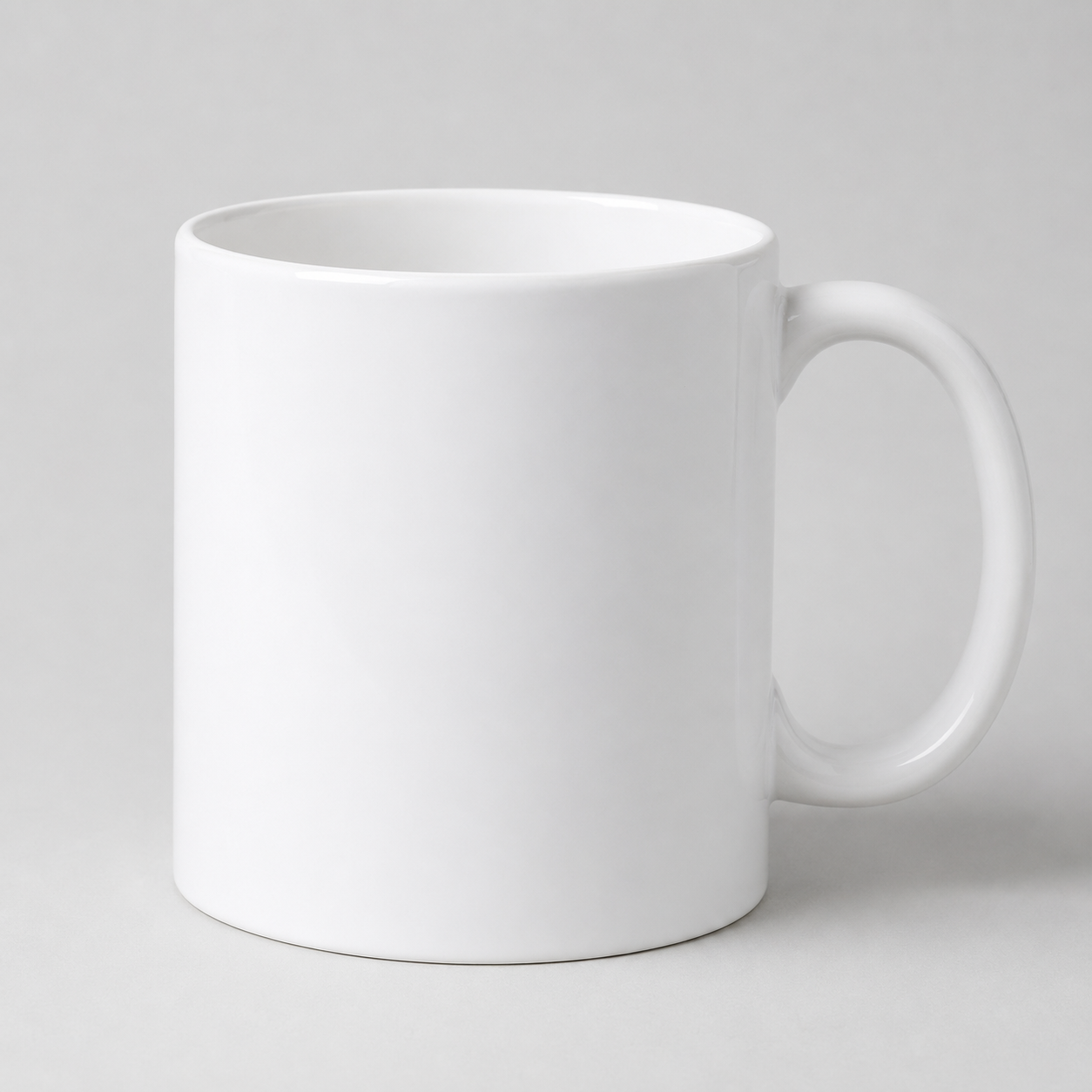 XL balta keramikas krūze 550 ml uz gaiši pelēka fotostudijas fona