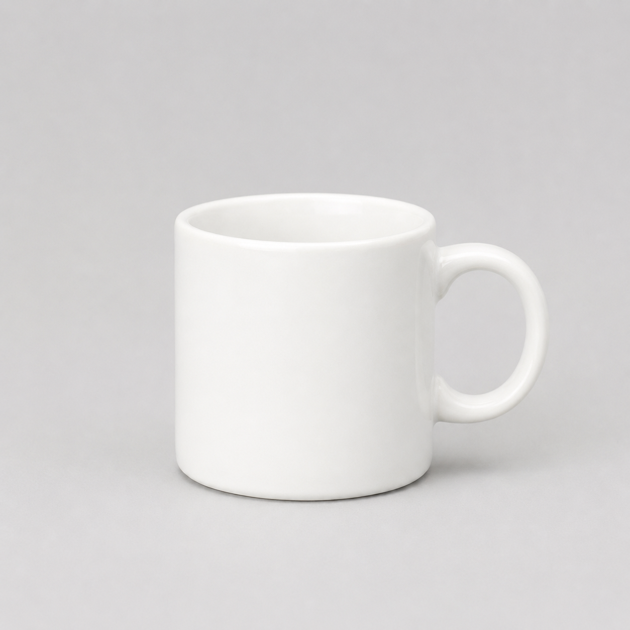Balta espresso keramikas krūzīte 150 ml uz gaiši pelēka fotostudijas fona