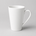 Balta Latte keramikas krūze 350 ml uz gaiši pelēka fotostudijas fona