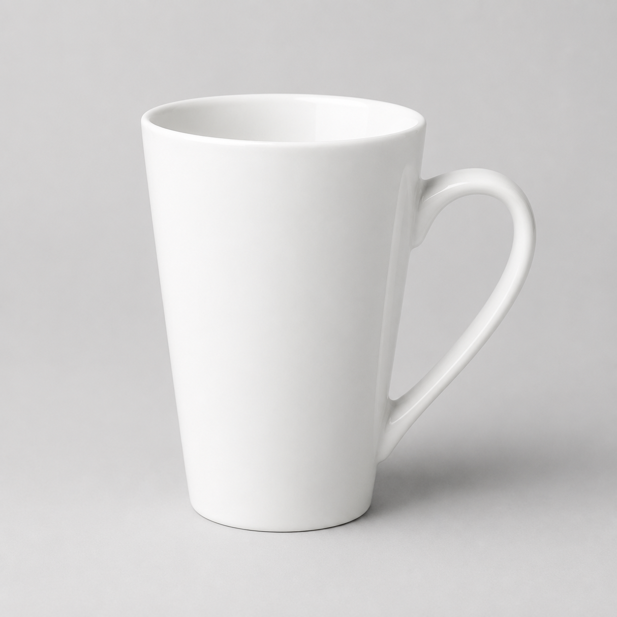 Balta Latte keramikas krūze 350 ml uz gaiši pelēka fotostudijas fona