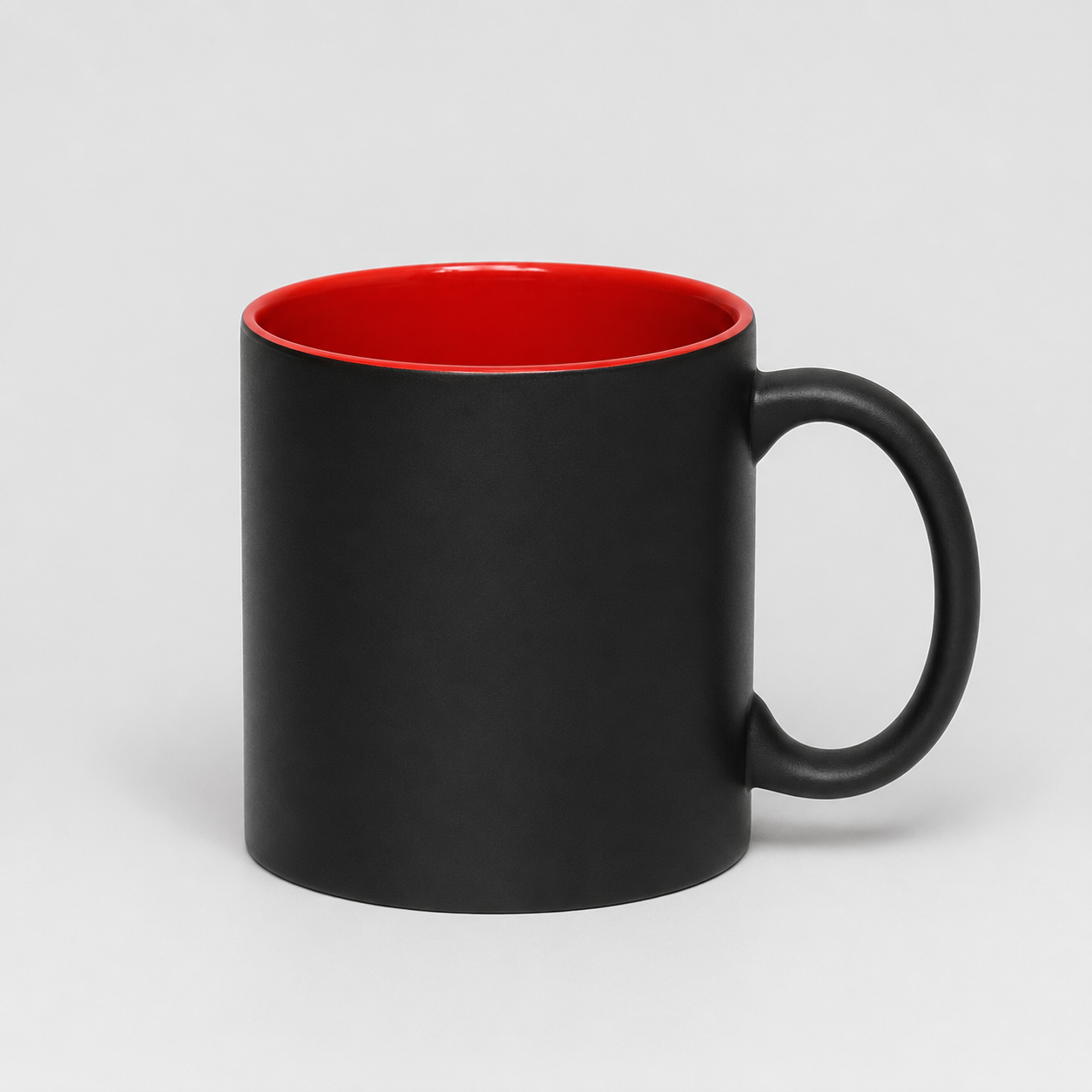 Magic keramikas krūze melna ar sarkanu 330 ml uz gaiši pelēka fotostudijas fona
