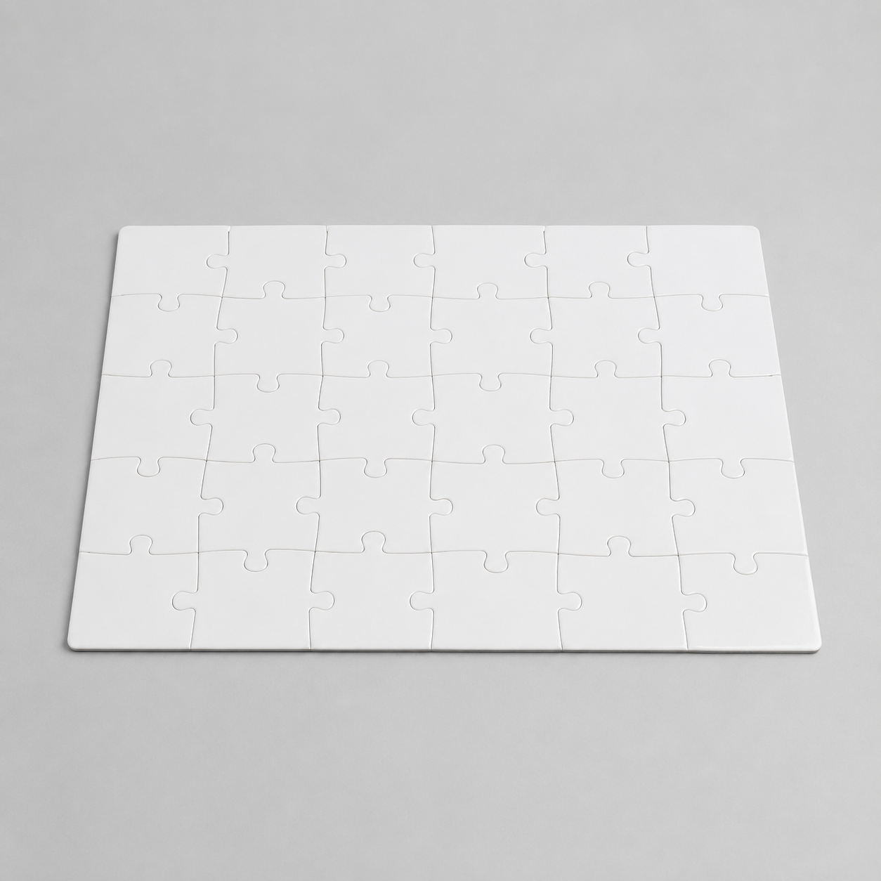 Balta 27 x 19,5 cm puzle ar 35 gabaliem sublimācijas apdrukai uz pelēka studijas fona